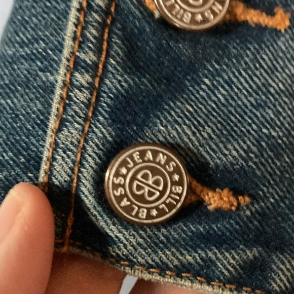 VINTAGE 90βs BILL BLASS FADED JEAN JACKET!
π at the cuffs!! Classic 90s. Med. - Picture 6 of 11